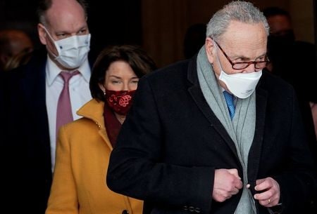 １月２２日、米民主党上院トップのシューマー院内総務はトランプ前大統領に対する弾劾決議が２５日に上院へ送付されるとの見通しを示した。写真は１月２０日、議事堂を出るシューマー氏（２０２１年　ロイター／ Melina Mara）