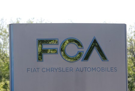 　１０月３０日、自動車大手フィアット・クライスラー・オートモービルズ（ＦＣＡ）と仏ＰＳＡは３０日、両社提携の可能性について協議していることを確認した。写真はＦＣＡのロゴ。ミシガン州 で昨年５月撮影（２０１９年　ロイター／Rebecca Cook）