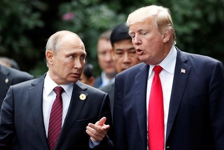 ロシアのウシャコフ大統領補佐官は２日、トランプ米大統領（右）がロシアのプーチン大統領（左）と前月２０日に電話会談を行った際、ワシントンのホワイトハウスで首脳会談を行うことを提案していたことを明らかにした。写真は２０１７年１１月、ベトナムで開催されたＡＰＥＣ首脳会議で撮影（２０１８年　ロイター／Jorge Silva）