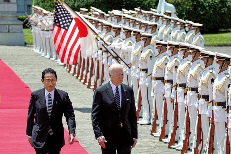 日本は自らの軍事力と日米安保の強化を目指す（22年5月23日、訪日したバイデン大統領と岸田首相）　EUGENE HOSHIKOｰPOOL/GETTY IMAGES