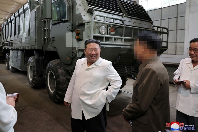 2日間にわたって主要軍需工場を視察　KCNA KCNA-REUTERS