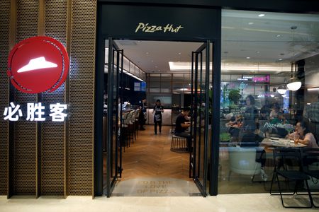 　３月１５日、中国の自動車大手ＢＹＤ（比亜迪）やＫＦＣやピザハットを運営するヤム・チャイナは、新型コロナウイルスの流行で事業がすでに打撃を受けていると表明した。写真は上海にあるピザハットの店舗。２０１８年９月撮影（２０２２年　ロイター/Aly Song）