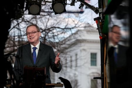 写真は米ホワイトハウスの国家経済会議（ＮＥＣ）のハセット委員長。ワシントンで２月撮影。REUTERS/Evelyn Hockstein
