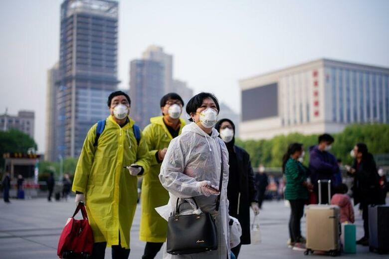 中国湖北省武漢市は、新型コロナウイルス感染症の拡大を防ぐために１月２３日から実施していた封鎖措置を解除した。写真は武漢の駅に集まった人々（２０２０年　ロイター/Aly Song）