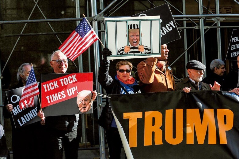 「21日逮捕」に抗議する支持者（ニューヨーク）　PABLO MONSALVEｰVIEWPRESS/GETTY