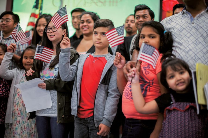 生まれた国アメリカに忠誠を誓っても、親が外国人や不法移民だと子供はアメリカ人になれない？　Lucy Nicholson-REUTERS
