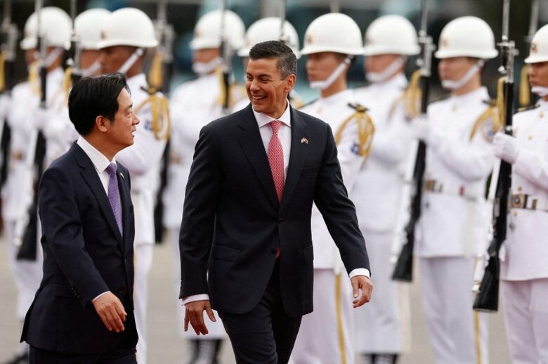 5月8日、台北で歓迎式典に出席するパラグアイのペニャ大統領。 REUTERS/Ann Wang