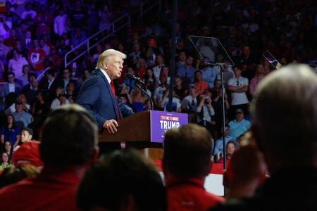 ７月２７日、米大統領選の演説中に銃撃を受けたトランプ前大統領（写真）は今後も屋外で集会を続けると表明した。ノースカロライナ州シャーロットで２４日撮影（２０２４年　ロイター/Marco Bello）