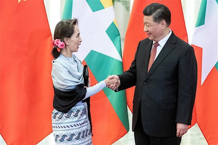 ミャンマーを「一帯一路」計画の主要拠点にしたい中国は、同国の議員らにあの手この手で接近を図ろうとしている。写真は北京を訪問したミャンマーのアウン・サン・スー・チー国家顧問（左）を出迎える中国の習近平国家主席。4月24日撮影（2019年　 Fred Dufour/代表撮影）