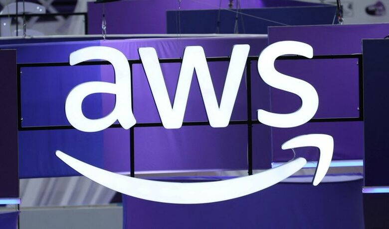 写真はアマゾン・ウェブ・サービス（ＡＷＳ）のロゴ。6月8日、ロンドンで撮影。 REUTERS/Isabel Infantes