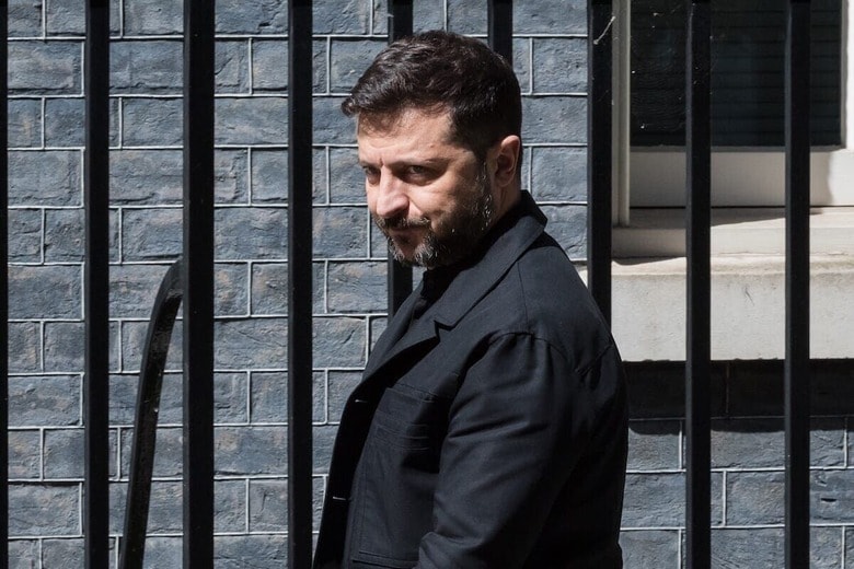 公開でトランプに罵られても暗殺されかけても諦めないゼレンスキー（6月23日、英首相官邸へ）　Photo by WIktor Szymanowicz/NurPhoto