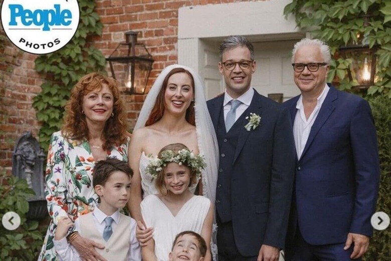 @thehappilyeva/Instagram