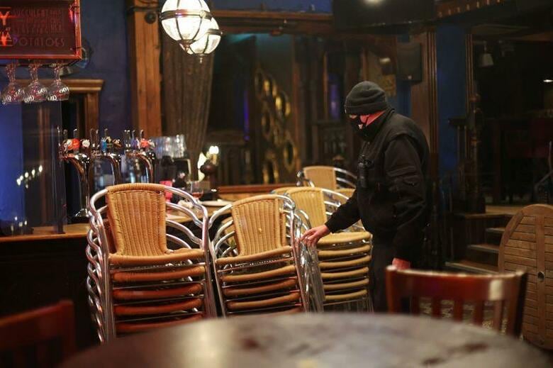 約1カ月にわたって実施されていたロックダウン（都市封鎖）措置が終了し、12月2日から地域ごとの制限措置が導入される英国のイングランドで、人口の3分の1に当たる2000万人超が最も厳しい制限の対象になることが分かった。マンチェスターで10月撮影（2020年　ロイター/CARL RECINE）