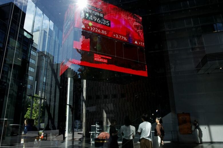 都内の株価ボード。2025年10月6日撮影。REUTERS/Androniki Christodoulou