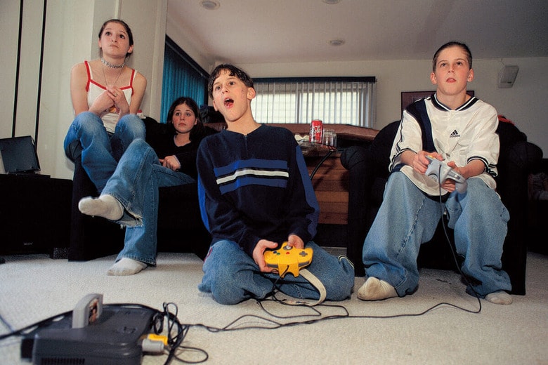90年代のゲームは子供同士の交流を促し、思考力を育んだものだが　MARK PETERSONｰCORBIS/GETTY IMAGES