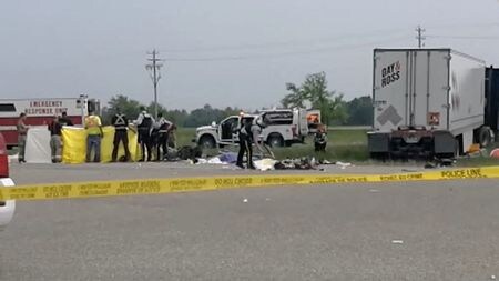 カナダのマニトバ州で１５日、大型トラックと小型バスが衝突し、少なくとも１５人が死亡した。写真は現場を調べる警察。６月１５日、カーベリーで撮影（２０２３年　PortageOnline/Mike Blume/via REUTERS）