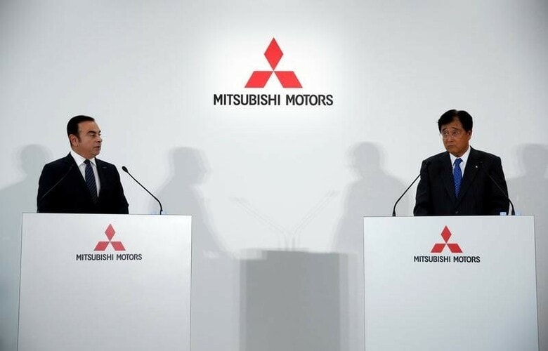 １０月２０日、三菱自動車は、同社の会長に日産自動車のカルロス・ゴーン会長兼社長（写真左）が就任すると発表した。都内で撮影（２０１６年　ロイター/Issei Kato）