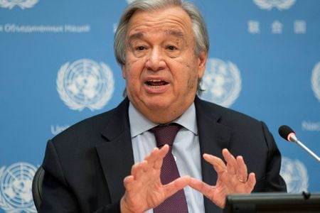 　１２月１２日　グテレス国連事務総長（写真）は地球温暖化対策の国際的枠組み「パリ協定」採択から５年となる同日、オンラインで開催された「気候野心サミット」で演説し、温暖化ガス排出量を実質ゼロにする「カーボンニュートラル」を達成するまで各国は気候変動の非常事態宣言を出すべきだと述べ、一段の対策を訴えた。１１月２０日、ニューヨークで撮影（２０２０年　ロイター/Eduardo Munoz）