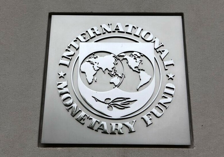 ５月６日、ＩＭＦは、ロシア経済が最悪期を脱した可能性を指摘する一方、中欧諸国はユーロ圏の低迷と政治的な移行により不透明感が強まっているとの見方を示した。写真はＩＮＦのロゴ、米ワシントンで２０１３年４月撮影（２０１６年　ロイター／Yuri Gripas）
