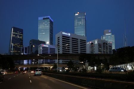 　９月１５日、インドネシア政府は、食料支援や緊急雇用措置などを含む１６兆２３００億ルピア（９億８９００万ドル）に上る総合経済対策を発表した。写真はジャカルタのビジネス街。９月２日、ジャカルタで撮影（２０２５年　ロイター/Willy Kurniawan）