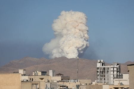 イランとイスラエルの攻撃の応酬が依然として続く中、イランの最高指導者ハメネイ師はトランプ米大統領が１７日に要求した無条件降伏を拒否する姿勢を示した。写真はイスラエルの攻撃を受けて立ち上る煙。テヘランで１８日撮影（２０２５年　ロイター/Majid Asgaripour/WANA (West Asia News Agency) via REUTERS）