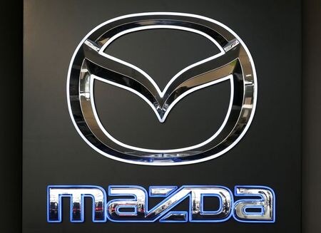 　１１月９日、マツダが発表した２０２０年４─９月期連結決算は、純損益が９３０億円の赤字（前年同期は１６６億円の黒字）だった。写真はフランスのメリニャックで昨年４月撮影（２０２０年　ロイター／Regis Duvignau）