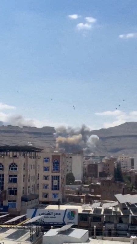 10月3日、空爆下のイエメンのサヌアで発生した爆発。ソーシャルメディアに投稿された動画より。REUTERS