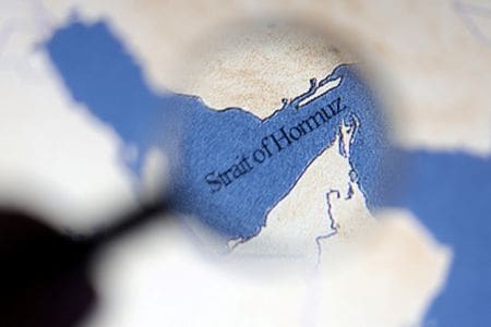 米軍のイランに対する攻撃を受け、ホルムズ海峡付近で大型タンカーなどに航路を変更する動きが相次いでいることが船舶追跡情報で明らかになった。２２日撮影（２０２５年　ロイター/Dado Ruvic）