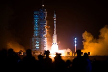 　中国には、ロケットブースターの上に載せられて地上から発射され、衛星軌道に滞在した後、秘密が守られた空軍基地に帰還する再利用型の無人宇宙船がある。これはまだ恐らく試験段階の技術である公算が大きいが、衛星軌道操作など軍事目的に利用される恐れがある、と複数の専門家は話している。写真は有人宇宙船「神舟１８号」を乗せたロケット「長征２号」の打ち上げの様子。北西部の酒泉衛星発射センターで撮影。China Daily提供（２０２４年　ロイター）