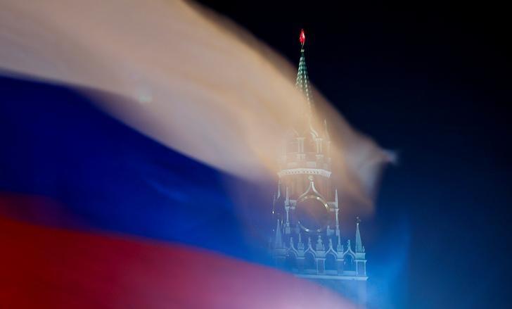 ロシアの民兵が海外での軍事ミッションに加わり、同国上層部から間接的な支援として医療の提供を受けていたことがわかった。写真はロシア国旗とクレムリン。2019年2月、モスクワで撮影（2020　ロイター/Maxim Shemetov）
