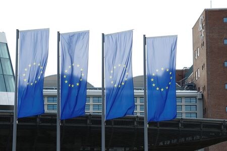 ７月３１日、欧州連合（ＥＵ）統計局が発表した７月のユーロ圏消費者物価指数（ＨＩＣＰ）速報値は前年同月比５．３％上昇と、６月の５．５％上昇から伸びが鈍化した。フランクフルトのECB本部で３月撮影（２０２３年　ロイター/Heiko Becker）