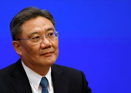 　８月２３日、中国の王文濤商務相（写真）は会見で、来年の対外貿易について、ベース効果や新型コロナウイルスの世界的流行に関連する好影響の縮小を踏まえると、これまで以上に複雑な状況になる可能性があると述べた。写真は北京で２月撮影（２０２１年　ロイター／Carlos Garcia Rawlins）