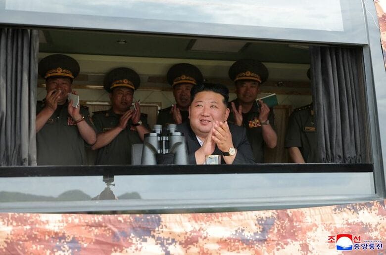 ６月に部隊訓練を視察した際の北朝鮮の金正恩朝鮮労働党総書記。６月２５日、朝鮮中央通信が公開（２０２６年　KCNA via ＲＥＵＴＥＲＳ）
