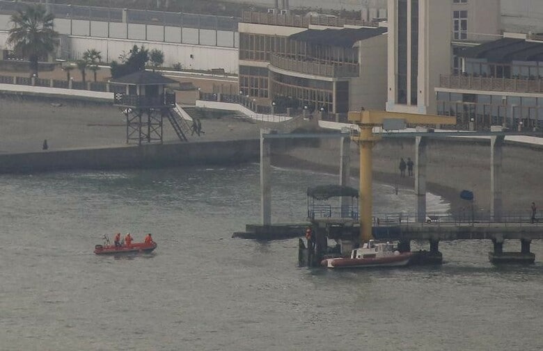 １２月２５日、シリアに向かっていたロシアの軍機が黒海に墜落。ロシア当局は、乗員含む９２人全員が死亡したもようと発表した。現場付近を捜索するロシア非常事態省のボート、ソチ近郊で撮影（２０１６年　ロイター／Maxim Shemetov）