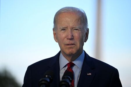 バイデン米大統領は、法人増税やエネルギー技術への投資、薬価引き下げなどを盛り込んだ歳出法案の議会通過を後押しするため、自動車大手ゼネラル・モーターズ（ＧＭ）のトップらとの会議を行った。写真は８月１日、ワシントンで撮影（２０２２年　ロイター/Jim Watson/Pool via REUTERS）