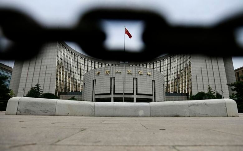 北京にある中国人民銀行前で2013年6月撮影。 REUTERS/Jason Lee