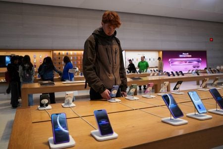 米アップルが３１日に発表した第３・ 四半期（６月２８日まで）決算は、売上高と利益が共に市場予想を大きく上回った。ニューヨーク市で５月撮影（２０２５年　ロイター/Adam Gray）