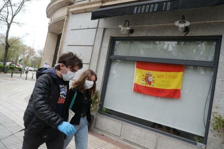 スペイン保健当局は16日、新型コロナウイルス感染症による死者が過去24時間で551人増え、累計1万9130人に達したと発表した。写真は4月9日、マドリードで撮影（2020年　ロイター/Susana Vera）