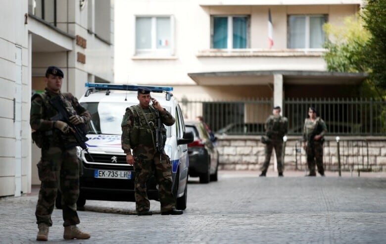 ８月９日、フランスの首都パリ郊外のルヴァロア・ペレ市で兵士の集団に車が突っ込み６人が負傷した。写真は現場で警備に当たる兵士（２０１７年　ロイター/Benoit Tessier）