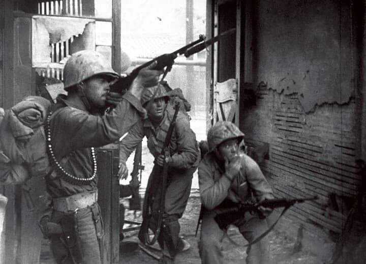 朝鮮戦争は冷戦下の世界秩序を大きく変えて米ソ二極化を加速させた（1950年9月、ソウルで戦う国連軍兵士）　CORBIS/GETTY IMAGES