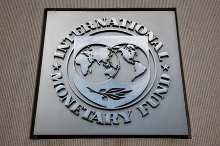 　２月１９日、国際通貨基金（ＩＭＦ）は１８日、中国との２０２５年４条協議の報告書を発表した。写真はＩＭＦのロゴ。２０２４年１１月、米ワシントンの本部で撮影（２０２６年　ロイター/Benoit Tessier）