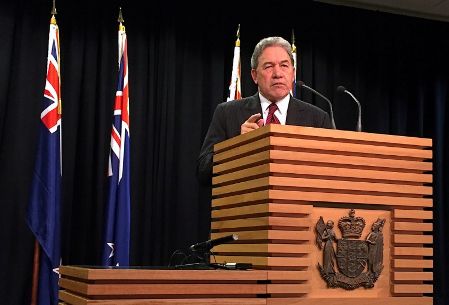 　１０月１９日、ニュージーランド（ＮＺ）ファースト党のピータース党首（写真）は、労働党の政権樹立を支援すると表明した。写真はウェリントンで９月撮影（２０１７年　ロイター／Charlotte Greenfield）