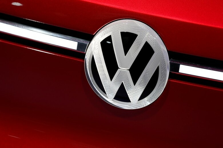１月２９日、フォルクスワーゲン（ＶＷ）の監査役会は、同社を含む独自動車メーカーが欧州機関に委託したディーゼル車の排ガス実験でサルが対象になったとの報道を受け、速やかに調査を行い、責任の所在を明確化するよう求めた。写真は同社のロゴ。米デトロイトで１６日撮影（２０１８年　ロイター/Jonathan Ernst）