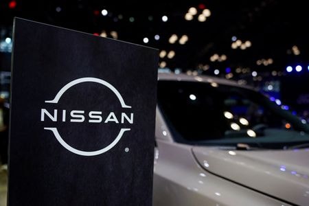 　１１月２１日、  日産自動車は業績悪化を受けて実施している米国事業での早期退職に現地従業員の約６％が応募したと明らかにした。写真は同社のロゴ。ニューヨーク自動車ショー会場で２０２３年４月撮影（２０２４年　ロイター/David \'Dee\' Delgado）