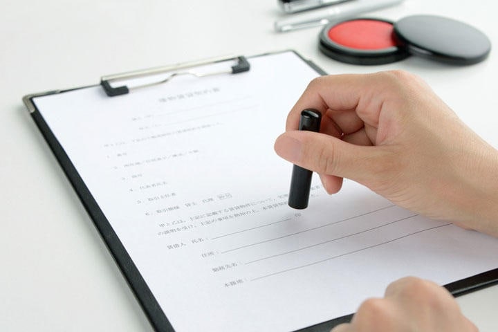 はんこを必要とする事務作業では必ず紙が介在する　takasuu/iStock.