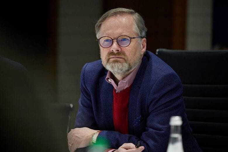 ポーランド、チェコ、スロベニアの東欧3カ国の首脳は15日、ウクライナの首都キエフを訪問し、ゼレンスキー大統領と会談した。写真はゼレンスキー氏と会談するチェコのフィアラ首相。ウクライナ大統領府提供（2022年　ロイター）