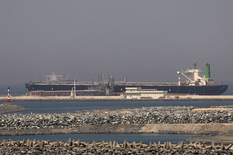 アラブ首長国連邦（ＵＡＥ）フジャイラ港に停泊する貨物船。６日撮影。REUTERS/Amr Alfiky/File Photo