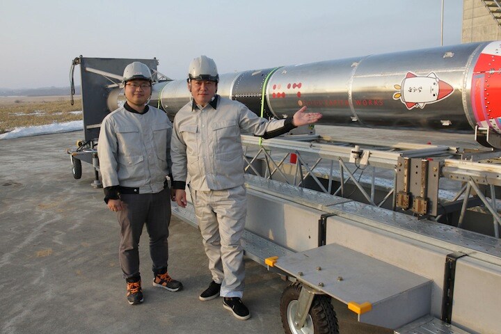 ロケットを前にたたずむ、インターステラテクノロジズの稲川貴大社長と、ファウンダー・取締役の堀江貴文氏 (C) インターステラテクノロジズ