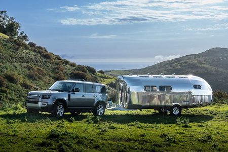 　米国の路上で見られるキャンピングトレーラー（ＲＶ）は、往々にして、まるで脱線して軌道から迷い出てしまった有蓋貨車のような無骨な姿だ。写真は、高級ＲＶ「ボーラス」の普及版である「リベット」。提供写真（ロイター/Bowlus）