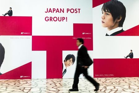 　１１月４日、新規株式公開（ＩＰＯ）した日本郵政３社の株価は、上々の滑り出しとなった。写真は日本郵政グループの広告。１０月撮影（２０１５年　ロイター/Thomas Peter）